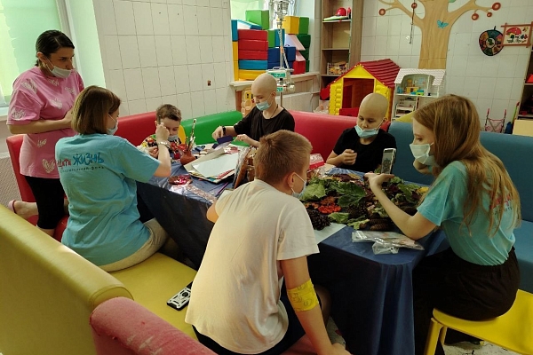 ЗАЧЕМ ВОЛОНТЕРЫ МОЮТ ОПАВШИЕ ЛИСТЬЯ?