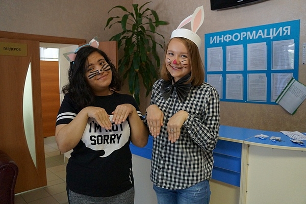 Чеширский кот и белый кролик встретили малышей в лагере 