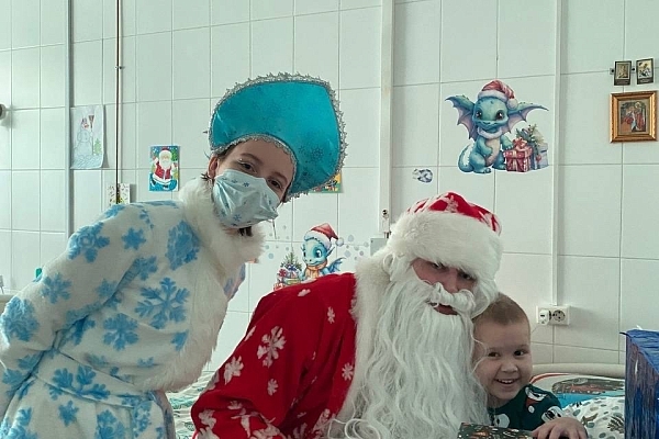 ДЕДА МОРОЗА ЗОВУТ ВЛАД, А СНЕГУРОЧКУ — КСЮША