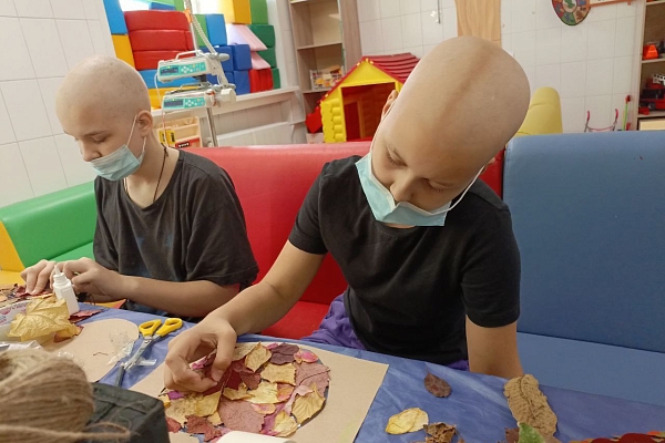 ЗАЧЕМ ВОЛОНТЕРЫ МОЮТ ОПАВШИЕ ЛИСТЬЯ?