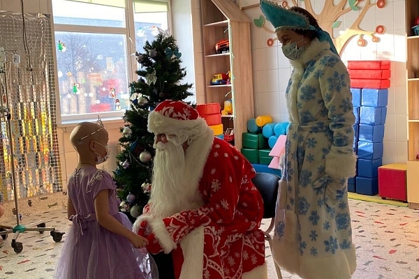 ДЕДА МОРОЗА ЗОВУТ ВЛАД, А СНЕГУРОЧКУ — КСЮША