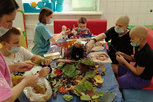 ЗАЧЕМ ВОЛОНТЕРЫ МОЮТ ОПАВШИЕ ЛИСТЬЯ?