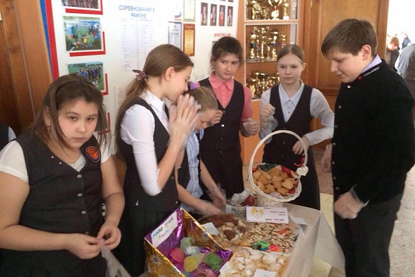 Уроки добра: дети помогают детям 