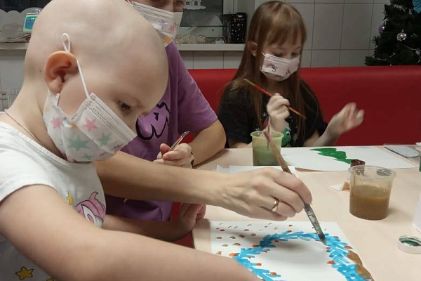 ВЕНКИ С ЗОЛОТЫМИ БРЫЗГАМИ И КАРТИНА С ОТПЕЧАТКАМИ РУК