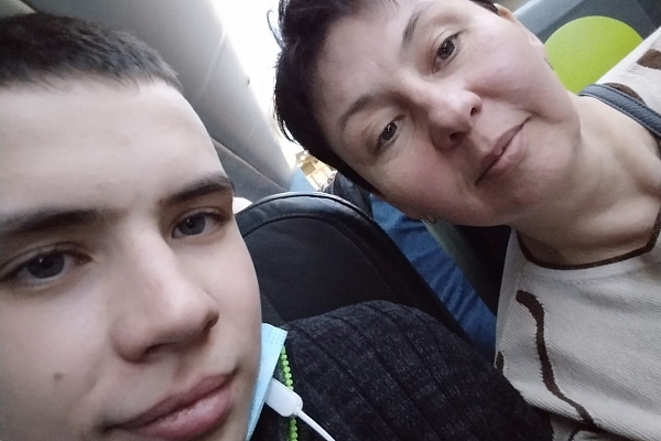 СПАСИБО, ЧТО ПОМОГАЕТЕ ТВЕРДО СТОЯТЬ НА НОГАХ