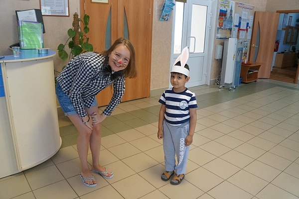 Чеширский кот и белый кролик встретили малышей в лагере 